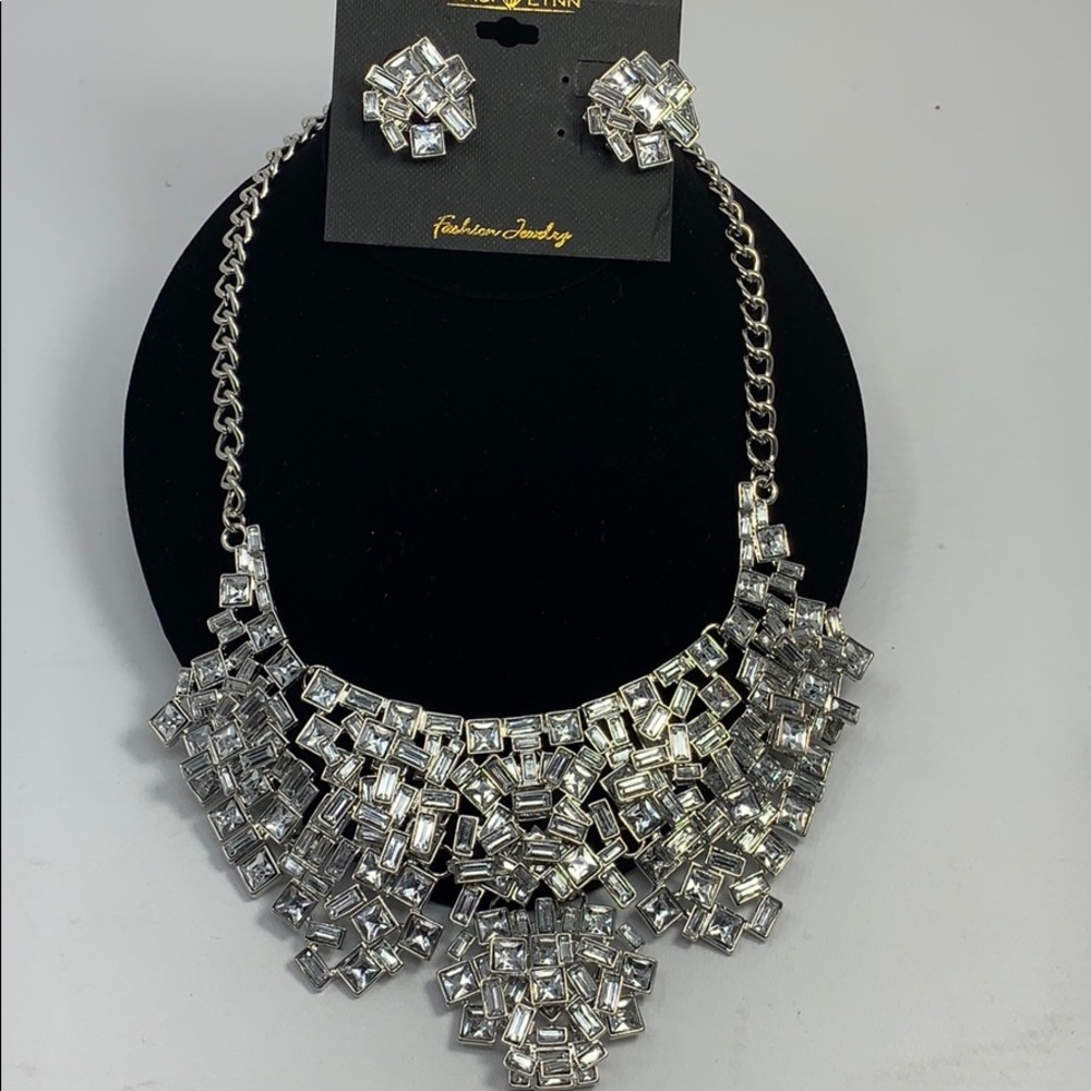 NWT Traci Lynn reflection necklace set